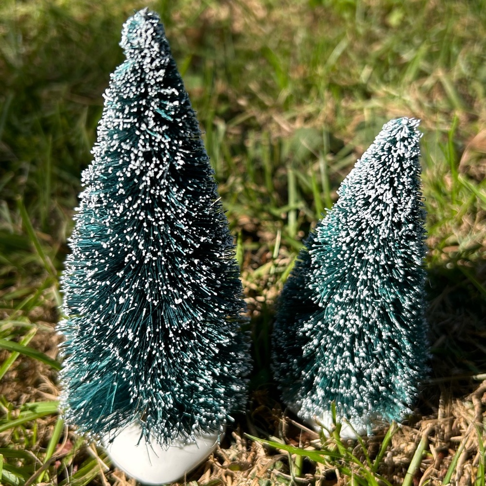 First Frost by Department 56 Lighted Porcelain “Cedar Isles Church” - Picture 10 of 17